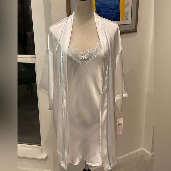 Linea Donatella Other - Linea Donatella Bridal Satin Lace-Trim Robe & Chemise Set